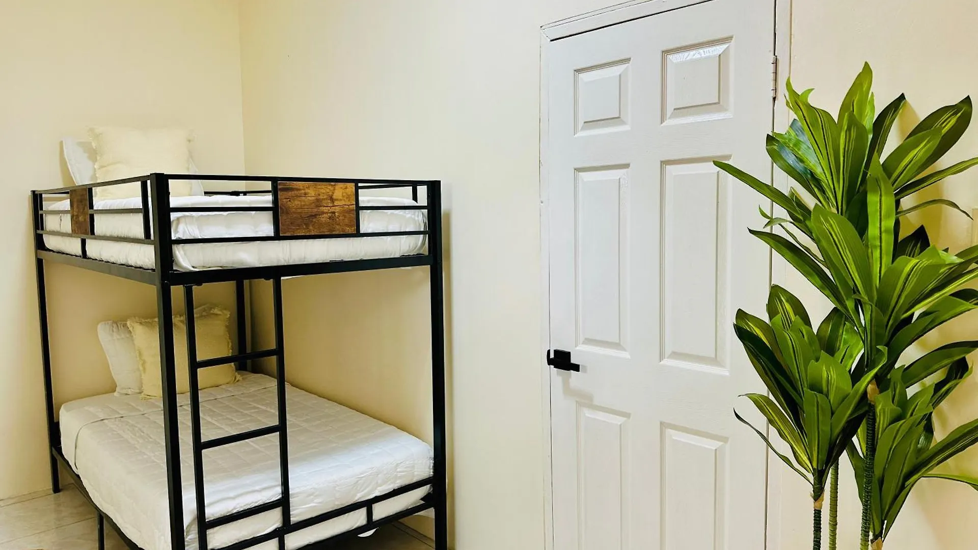 Island Paradise Too-Secure-Gated-Transportation Available Montego Bay Appartamento